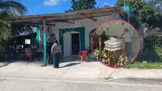 Familiares, amigos y comerciantes ambulantes acompañan a los padres durante el velorio.