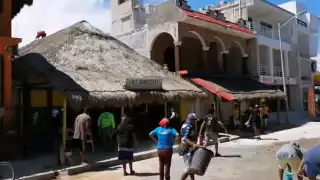 Indagan a más de 500 trabajadores de restaurantes en Mahahual, tras exclusión de la empresa Royal Caribbean en la construcción de Perfect Day