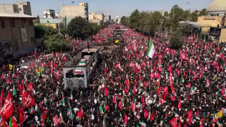 Durante el trayecto, una multitud acompañó el paso del féretro con banderas de Irán, retratos de Jamenei y mensajes de venganza