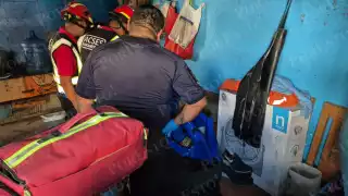 La encargada presentó dolor en el pecho y dificultad para respirar antes de desvanecerse en el área trasera del negocio.