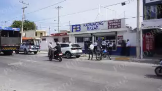 Motociclista imprudente choca contra camioneta en Plan Chac