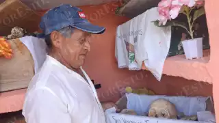 En Pomuch, Hecelchakán, Campeche, se intensifica la limpieza de restos óseos en el cementerio ante la proximidad del Día de Muertos