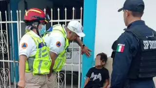 Agentes rescatan a un niño que estaba amarrado en Playa del Carmen