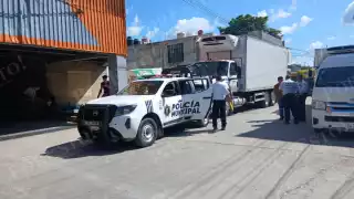 Un camión de carga fue infraccionado en Escárcega por obstruir la vialidad en la calle 27 del Centro.