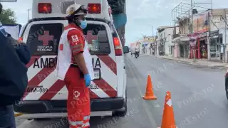 Cruz Roja atiende a motociclista herido en percance vial