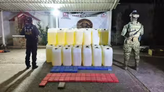Entre lo decomisado destacan paquetes con presunta cocaína, armas de fuego y diversos equipos de comunicación