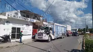 Cae poste de Telmex sobre camión cervecero en Champotón