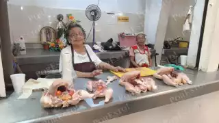 Tradición y esfuerzo: así se vive el Día de Muertos en el mercado