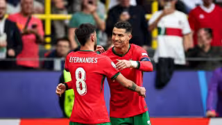 Cristiano Ronaldo festeja junto a Bruno Fernandes en la Eurocopa 2024