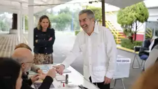 El canciller Juan Ramón de la Fuente emitió su voto en una casilla al sur de la Ciudad de México