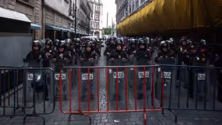 Durante el choque en Avenida 5 de Mayo, los manifestantes denunciaron que policías lanzaron gas lacrimógeno para dispersarlos e impedir que llegaran al Zócalo