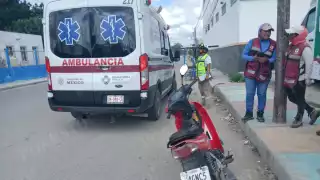 Una camioneta de la CFE provocó que una motociclista derrapara en la avenida Concordia, en Escárcega.