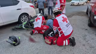 Un motociclista sufrió lesiones graves tras chocar contra un automóvil en Ciudad del Carmen.