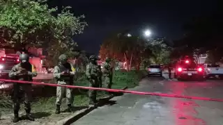 Agentes policiacos mantienen el área acordonada en Cancún