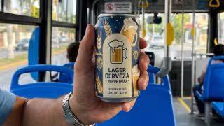 No se puede consumir alcohol en el transporte público