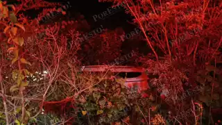 Protección Civil interviene en accidente nocturno: auto termina entre la maleza
