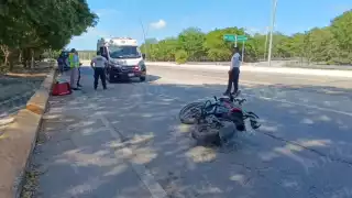 Gravilla provoca accidente en el periférico: padre e hijo quedan heridos