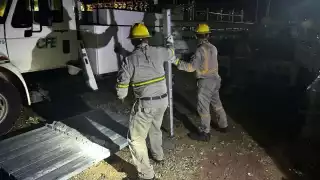 Trabajadores de CFE resuelven fallos eléctricos