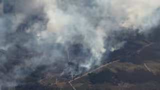 El avance del incendio también ha generado columnas de humo y residuos de ceniza que alcanzan zonas más alejadas.