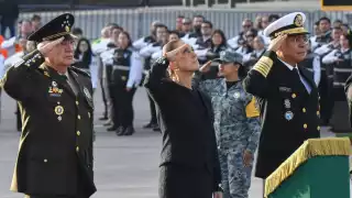 El acto inició a las 7:15 horas con el izamiento de la bandera nacional a media asta