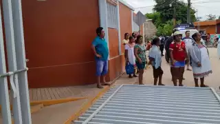 Un menor sufrió fracturas internas al intentar ayudar a su abuelita a cerrar la reja de una escuela