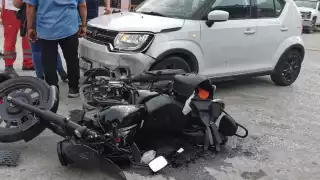 Pareja en motocicleta impacta un automóvil al pasarse el alto en Santa Rosalía