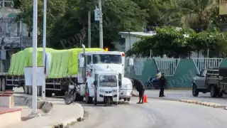 Un tráiler que transportaba material de construcción sufrió la explosión de un neumático mientras circulaba por la avenida Revolución en el malecón de Champotón.