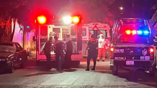 Paramédicos arribaron al domicilio para auxiliar a los lesionados de bala