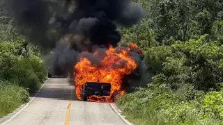 Se quema camioneta en carretera federal 261; conductor logra salvarse