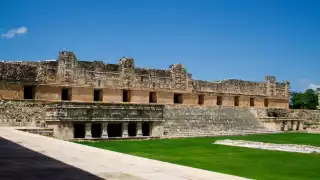 Uxmal, conocida como la "Tres veces construida", es un símbolo de la grandeza cultural e histórica de la región