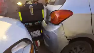 Moto taxi provoca carambola en la colonia Obrera; sin lesionados pero con cuantiosos daños materiales