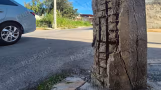 Vecinos de la colonia Las Mercedes, en Champotón, reportan un poste de la CFE en mal estado.