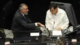 Los senadores de Morena, Adán Augusto López y Gerardo Fernández Noroña durante la sesión de este martes en el Senado de la República