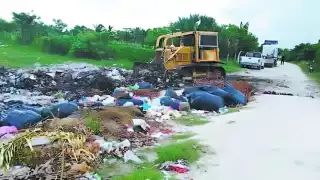 Las autoridades locales limpiaron la entrada del basurero municipal de Sabancuy, que estaba bloqueada por desechos.