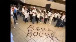 Manifestantes rompieron cristales del edificio gubernamental y trataron de acceder a la oficina del gobernador,