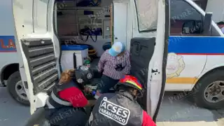 Colisión entre moto oficial y auto particular afecta vialidad en Revolución