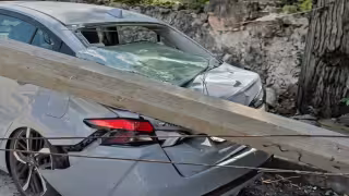 Cae poste de alumbrado sobre automóvil en Colonial Chuburná en Mérida