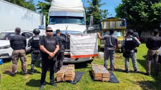 De acuerdo con el reporte oficial, los 171 kilos de cocaína estaban escondidos dentro de los depósitos de combustible del vehículo de carga