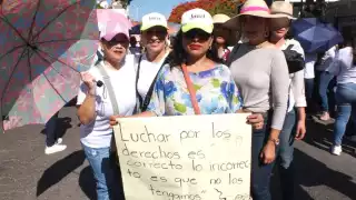 Profesoras participan en manifestación por el incremento salarial del magisterio en Mérida