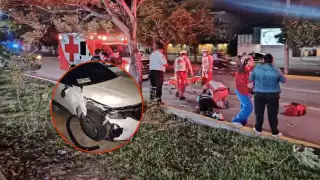 Una pareja fue atropellada mientras viajaba en motocicleta sobre la avenida Bonampak, en Cancún.