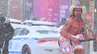 Vaquero desnudo desafía a la nevada en Nueva York y se hace viral