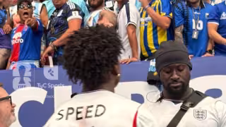 Speed festeja gol de Inglaterra y le lanzan vasos.