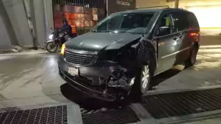 Fuerte choque entre motocicleta y camioneta en San Manuel deja un lesionado y cuantiosos daños