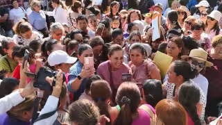 La presidenta Claudia Sheinbaum indicó que en 2026 el gobierno federal destina alrededor de un billón de pesos al financiamiento de programas sociales