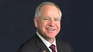 Tim Walz, gobernador de Minesota, fue elegido como compañero de fórmula de Kamala Harris para la Vicepresidencia