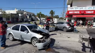Imprudencia de conductor provoca choque múltiple en la avenida Francisco I. Madero.