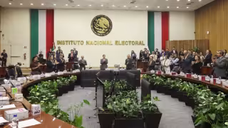 INE rinde un minuto de silencio para Cuauhtémoc Cárdenas.