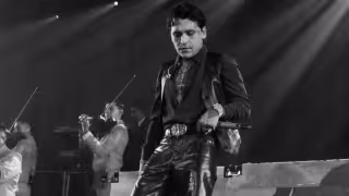 Fans le gritan a Christian Nodal por Belinda en pleno concierto.