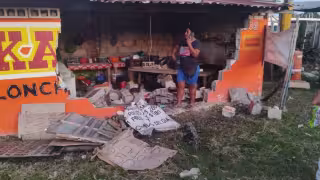 Conductor en estado de ebriedad deja daños materiales por 200 mil pesos, tras chocar contra un negocio y dos vehículos en Bacalar