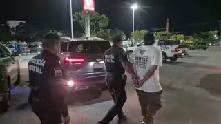 Taxi y automóvil particular protagonizan percance vial.